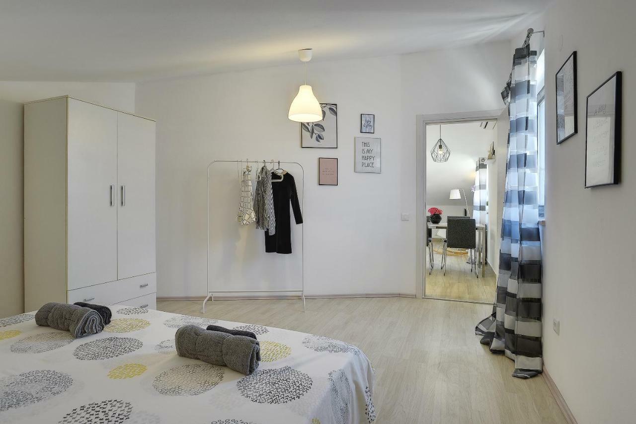 Apartment Niko Pula Exteriör bild