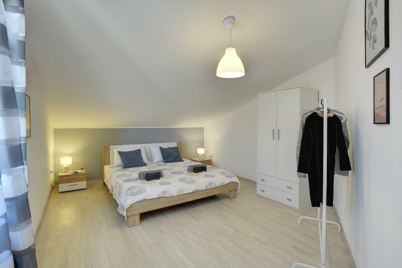 Apartment Niko Pula Exteriör bild